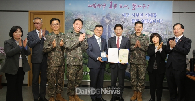 대구 달서구는 '6.25 전사자 유해발굴 사업' 전국 1위를 차지하고 기념촬영을 하고 있다. (사진=달서구 제공)