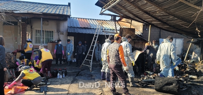  우보면, 주택 화재 현장에 주민들의 자발적 봉사활동
