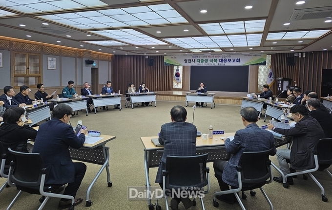 영천시는 15일 시청 대회의실에서 경북도가 발표한 ‘저출생과의 전쟁 실행계획’을 바탕으로 ‘영천시 저출생 극복 대응보고회’를 개최해, ‘저출생과의 전쟁’에 적극 동참할 의지를 보였다.