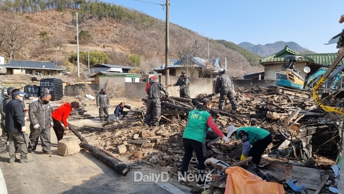 산성면 새마을남녀지도자회, 의용소방대원 주택화재 현장에서 복구 활동 지원