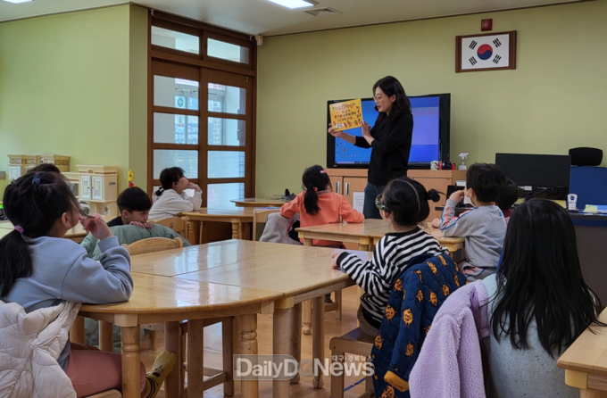 대구시교육청은 내실 있는 늘봄학교 운영을 지원하고자 지역도서관과 함께 초1 맞춤형 늘봄학교 프로그램을 운영한다. (사진=대구시교육청 제공)