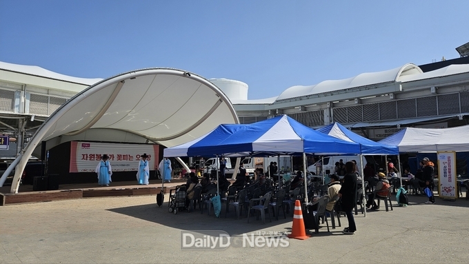 (사)군위군자원봉사센터, 전통시장에서‘자원봉사가 꽃피는 오일장’행사 개최