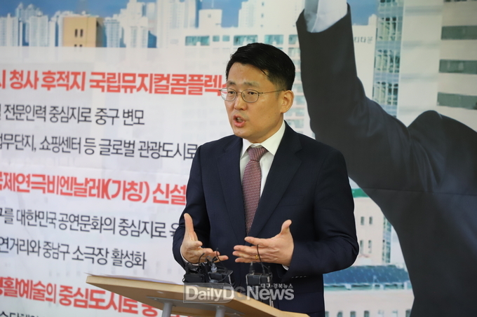 도태우 변호사가 21일 대구 중남구 국회의원 선거에 무소속으로 등록을 마치고 기자회견을 가지고 있다. (사진=이준호 기자)