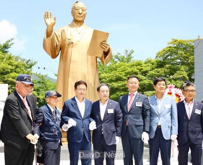 지난해 7월 이승만 전 대통령 동상 제막식에 참석한 김재욱(오른쪽 3번째) 칠곡군수가 이철우 경북도지사를 비롯한 주요 내빈과 기념 촬영을 하고 있다.