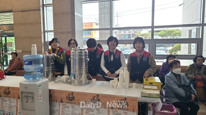 한국자유총연맹 문경시지회, ‘노래하는 대한민국’녹화 현장 다과 봉사