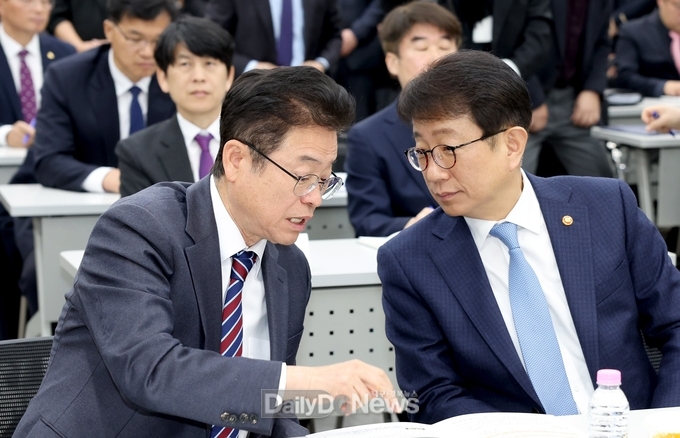 이철우 경상북도지사가 3월 26일 박상우 국토교통부 장관을 만나 ‘대구경북공항 화물터미널 복수 설치’를 강력히 건의하고 있다.