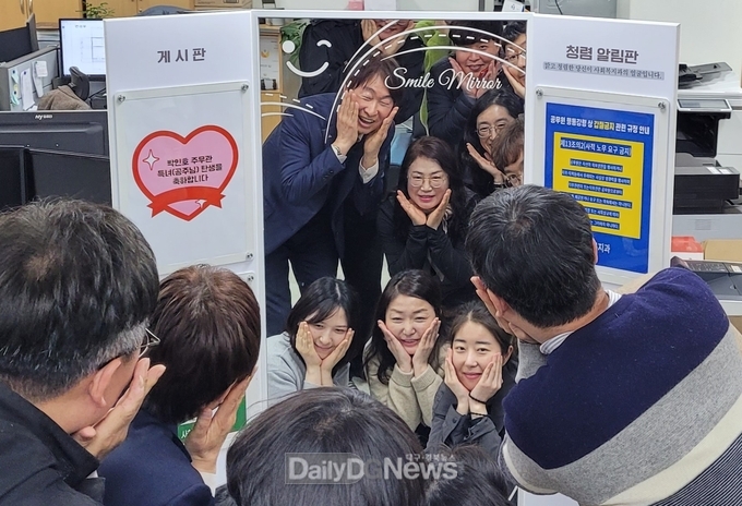 김천시 사회복지과 ‘스마일 거울’ 및 ‘청렴 알림판’ 설치