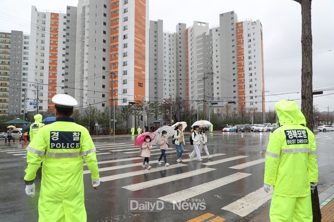 학교 주변 위해요인 안전점검 홍보 및 등굣길 교통안전 지도 실시