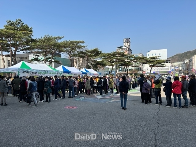 문경시, ‘2024년 반려나무 나누어주기’행사 실시