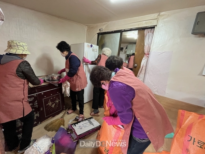 95세 독거어르신 찾아가는 사랑나눔, 청소봉사 실시