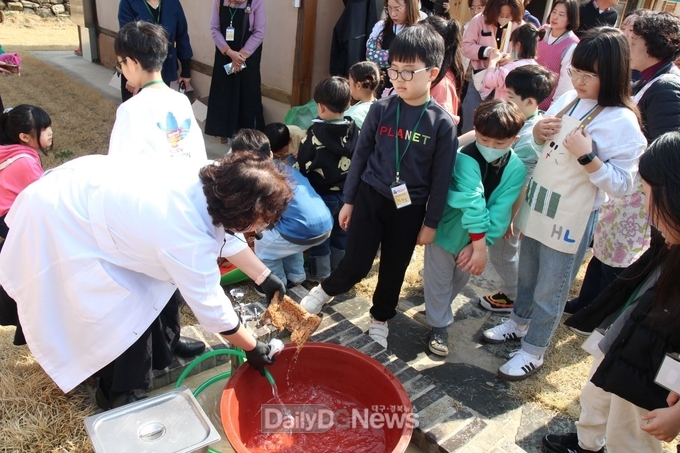 예천군, MZ엄마아빠와 함께하는 금당실 소소금당 전통된장 만들기 체험 프로그램 운영