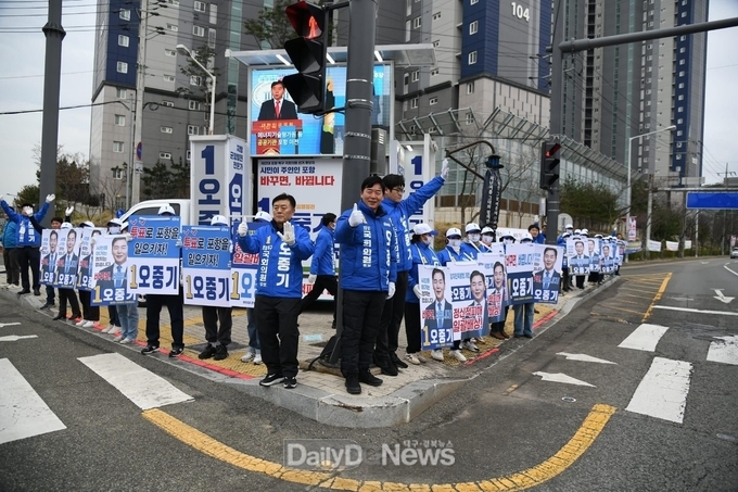 100여 명의 지지자들과 함께한 우현사거리 아침 인사 