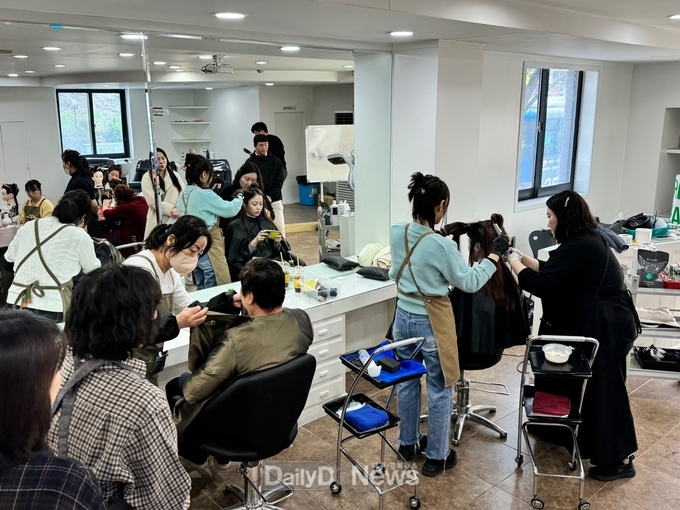 대구공업대학교. ‘헤어디자인과 살롱데이’ 프로그램 진행 모습. (사진=대구공업대 제공)
