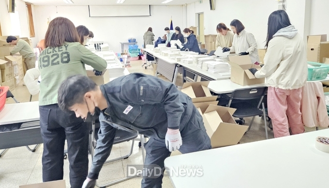 경북선관위 제공) 투표소 3월 30일 오후2시 경주시선거관리위원회 2층 회의실에서 점자형 선거공보를 발송하고있다.