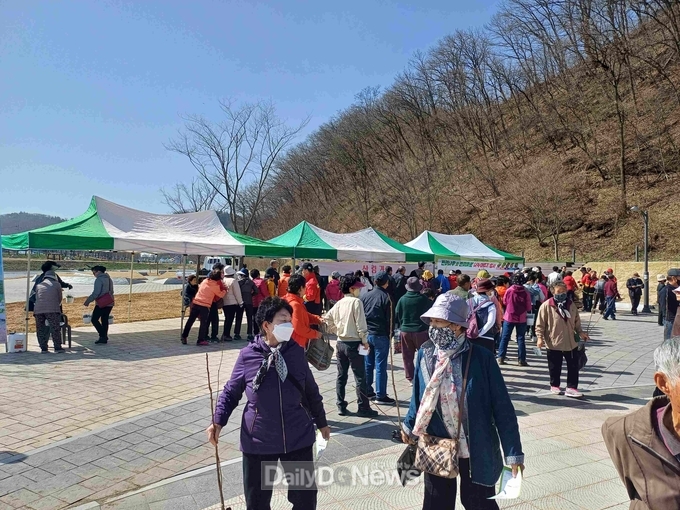 의성군, 반려 나무·화분 나누어주기 행사 개최