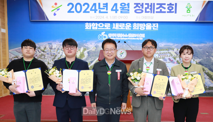 울진군, 공직 내 먼저 인사하는 문화 확산 3월 인사왕 공무원 선발(좌부터 김윤수, 김지훈, 정성용, 정혜진).