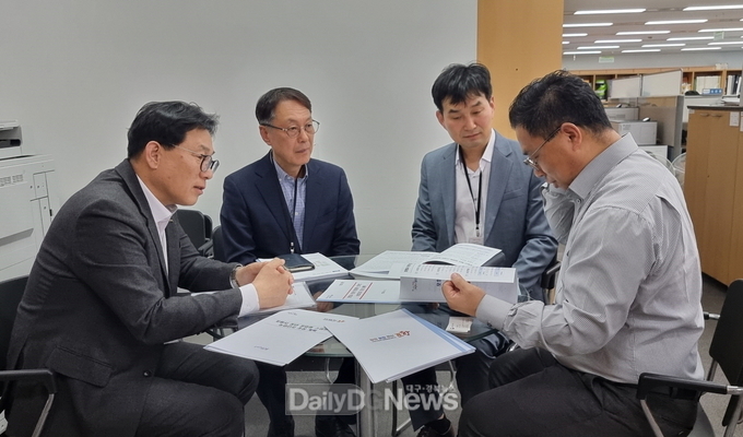 정경원 포항시농업기술센터 소장은 지난 1일 농림축산식품부 농업정책관실을 방문해 포항시 청년 창업형 스마트 농업단지 조성 등에 대한 국비지원을 요청했다.