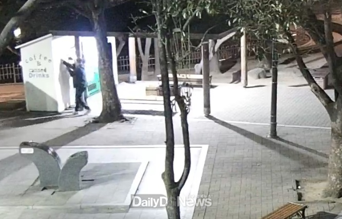 제22대 총선 관련 불법 현수막 부착 장면. (사진=대구시선관위 제공)