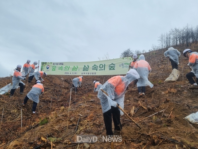 남부지방산림청, 울진 산불피해지에 학생들과 밀원숲 조성
