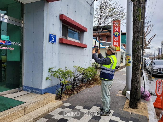 영주시는 11월까지 주소정보 안내시설물을 전수조사하고 정비한다(건물번호판 조사 모습)