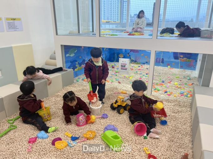 아이들이 아이조아센터 체험놀이실에서 즐겁게 놀고 있다.