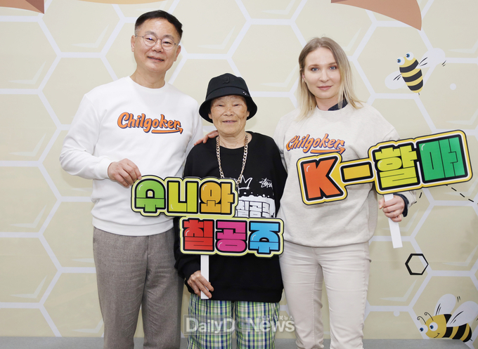 김재욱 칠곡군수가 수니와 칠공주 리더 박점순 할머니와 칠곡군을 찾은 주한폴란드 대사관 카타자나 토마셰프스카 영사와 기념 촬영을 하고 있다.