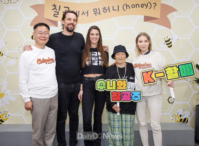 김재욱 칠곡군수가 수니와 칠공주 리더 박점순 할머니와 칠곡군을 찾은 폴란드 대사관 관계자를 비롯한 폴란드 출신 영화감독과 사진작가와 기념 촬영을 하고 있다.