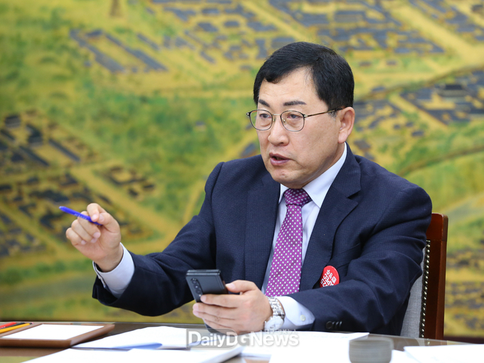 4.8일 간부회의를 주재하면서 명품광광도시 조성을 강조하고 있다