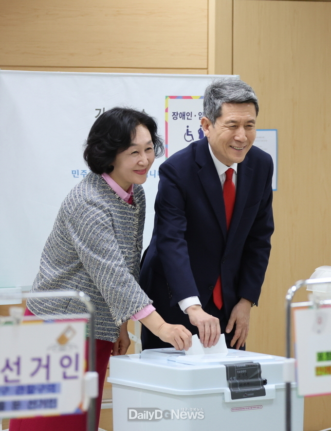 이강덕 포항시장이 5일 오전 포항시의회에 마련된 대이동 사전투표소에서 배우자 최혜련 여사와 함께 투표를 하고 있다.