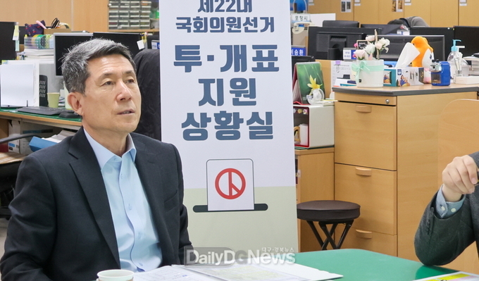 이강덕 시장, 투·개표 상황실 방문 …‘공정한 선거’에 최선 당부