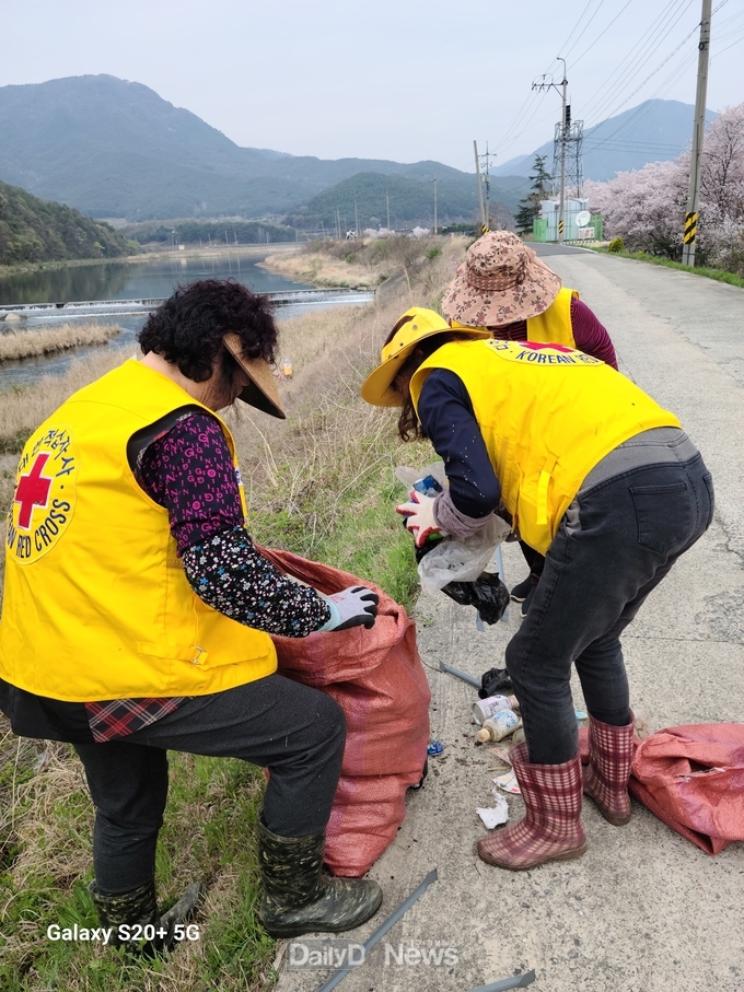 청도군 매전면 적십자봉사회, 하천변 환경정화활동 실시