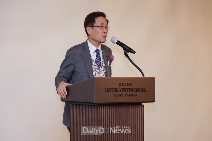함진규 한국도로공사 사장이 관계자들에게 감사 인사말을 전하고 있다.