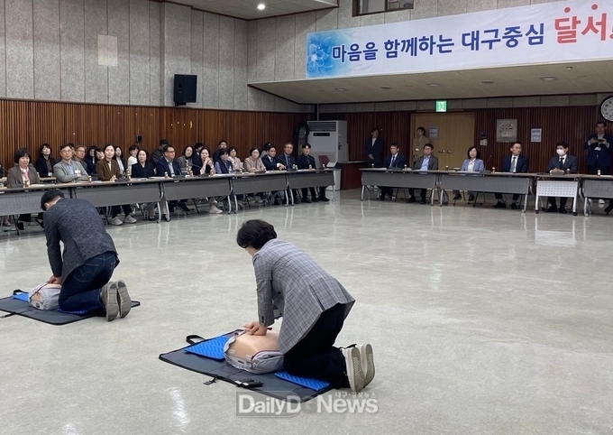 4월 8일 대구 달서구 직원 간부회의에서 심폐소생술 시연 교육 모습. (사진=달서구 제공)