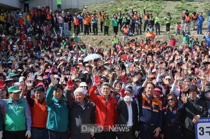 시민과 함께 가꾸는 녹색도시! 포항 희망 숲 나무 심기 행사 개최