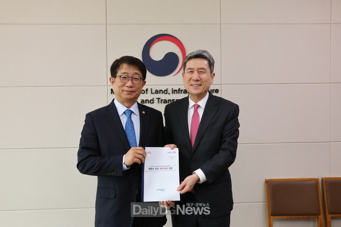 이강덕 포항시장이 지난 3월 박상우 국토교통부 장관을 만나 포항의 주요 현안 사업을 건의하고, 적극적인 지원을 요청했다.