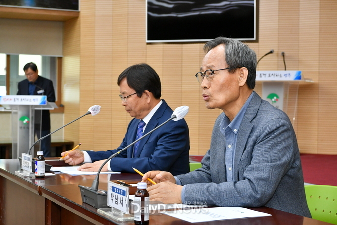 박남서 영주시장이 지역발전을 위한 정책자문위원회의 중추적 역할을 당부하고 있다.