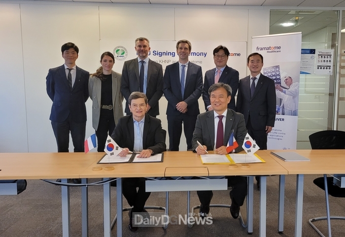 한수원이 4월 17일(현지시간) 佛 프라마톰과 암치료용 동위원소 생산 협력 업무협약을 맺고 있다.