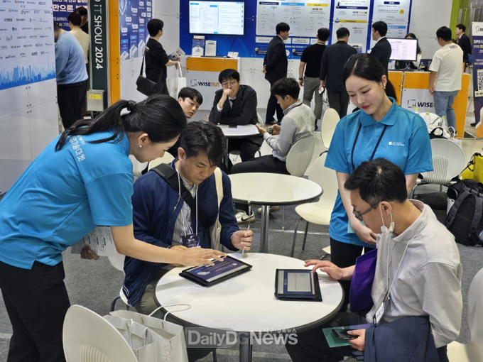 한국도로공사 제공) 나라장터 엑스포 행사에서 중소기업기술마켓에 대해 참관객에게 설명하고 있다.