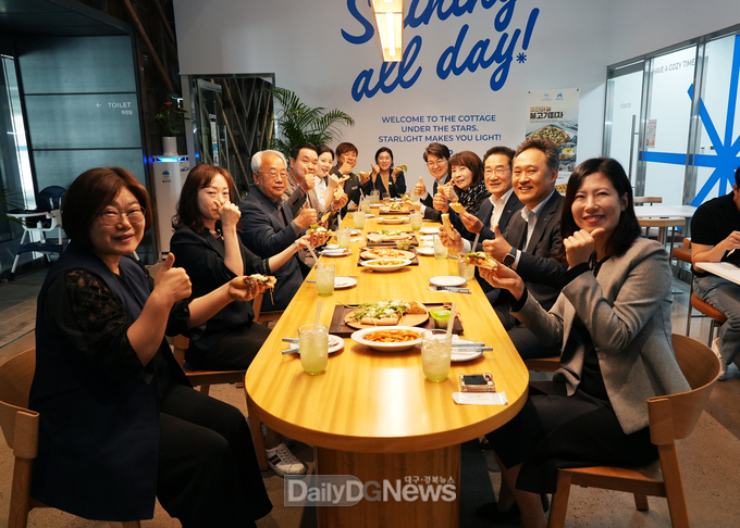 최기문 영천시장(오른쪽 세 번째), 강구석 대구은행 영천시청지점장(오른쪽 두 번째), 이구권 신녕농협 조합장(왼쪽 세 번째), 이구형 영천시체육회 부회장(왼쪽 네 번째) 등이 피자알볼로 스타코점에서 열린 영천마늘불고기피자 시식행사에 참석했다.