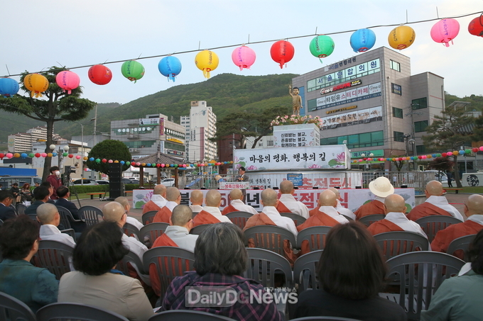 청도군, 불기 2568년 봉축점등식 봉행!