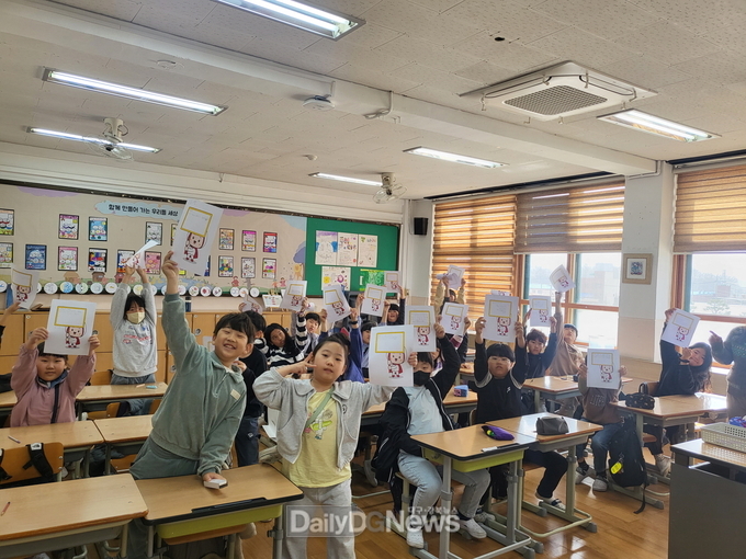  지난 15일 진행된 교육에서 영일초등학교 학생들이 자원봉사 활동 다짐을 적은 종이를 들어 보이고 있다