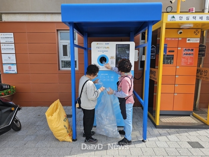 대구 서구 평리6동 투명페트병 무인회수기 이용 모습. (사진=서구 제공)