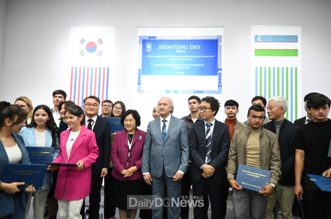 계명대학교는 우즈베키스탄 예술학술원 초청으로 ‘국제 순수 및 응용미술 축제’에 참가하고 '계명의 날' 개회식에 참가하고 있다. (사진=게명대 제공)