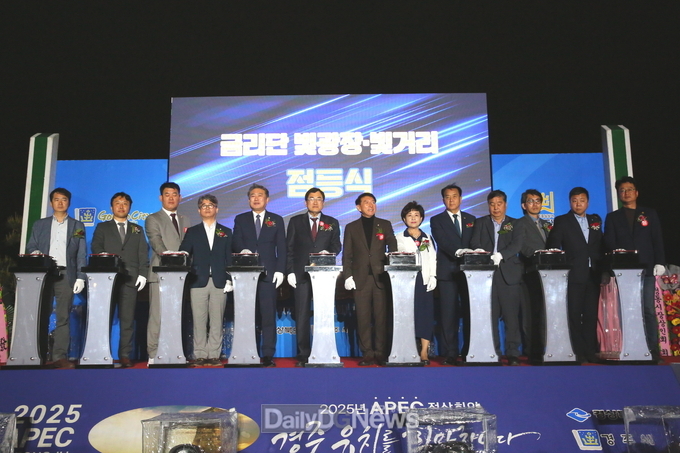 빛’테마로 한 감성거리로 새 단장.