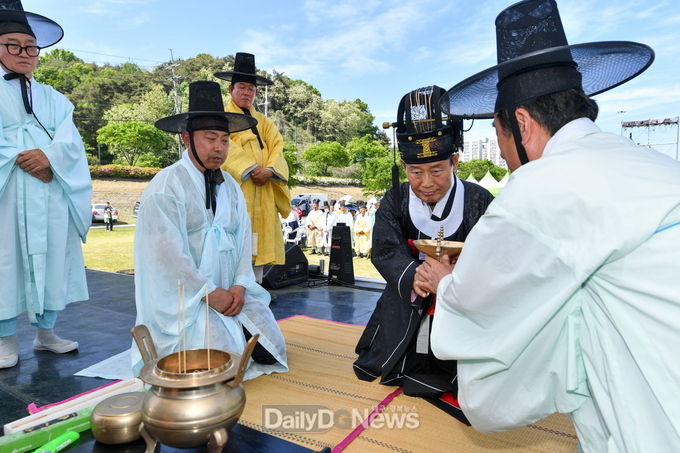 초헌관 박남서 영주시장이 _2024영주 한국선비문화축제__ 고유제 첫번째 술잔을 올리고 있다