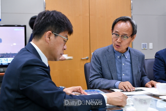 박남서 영주시장(우측)이 진현환 국토교통부 제1차관에게 _국도대체우회도로 적동~상망 건설사업_ 필요성을 역설하고 있다