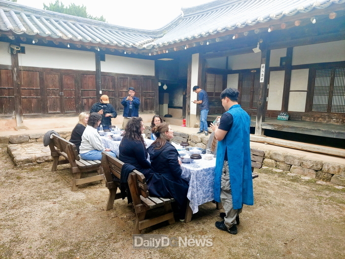 외국인 6인방, 막걸리 빚으며 안동 전통주 향기에 빠지다!