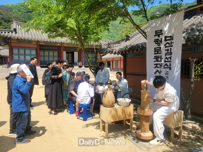 경상북도 무형유산(흑유자기,백자,청화백자) 공개행사 개최