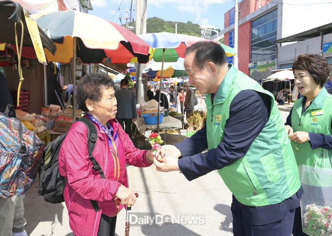 문경시 새마을회, 어버이날 카네이션 달아드리기 행사 가져