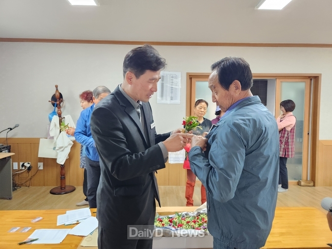 군위군 총무과, 어버이날 맞아 카네이션 제작 전달 봉사